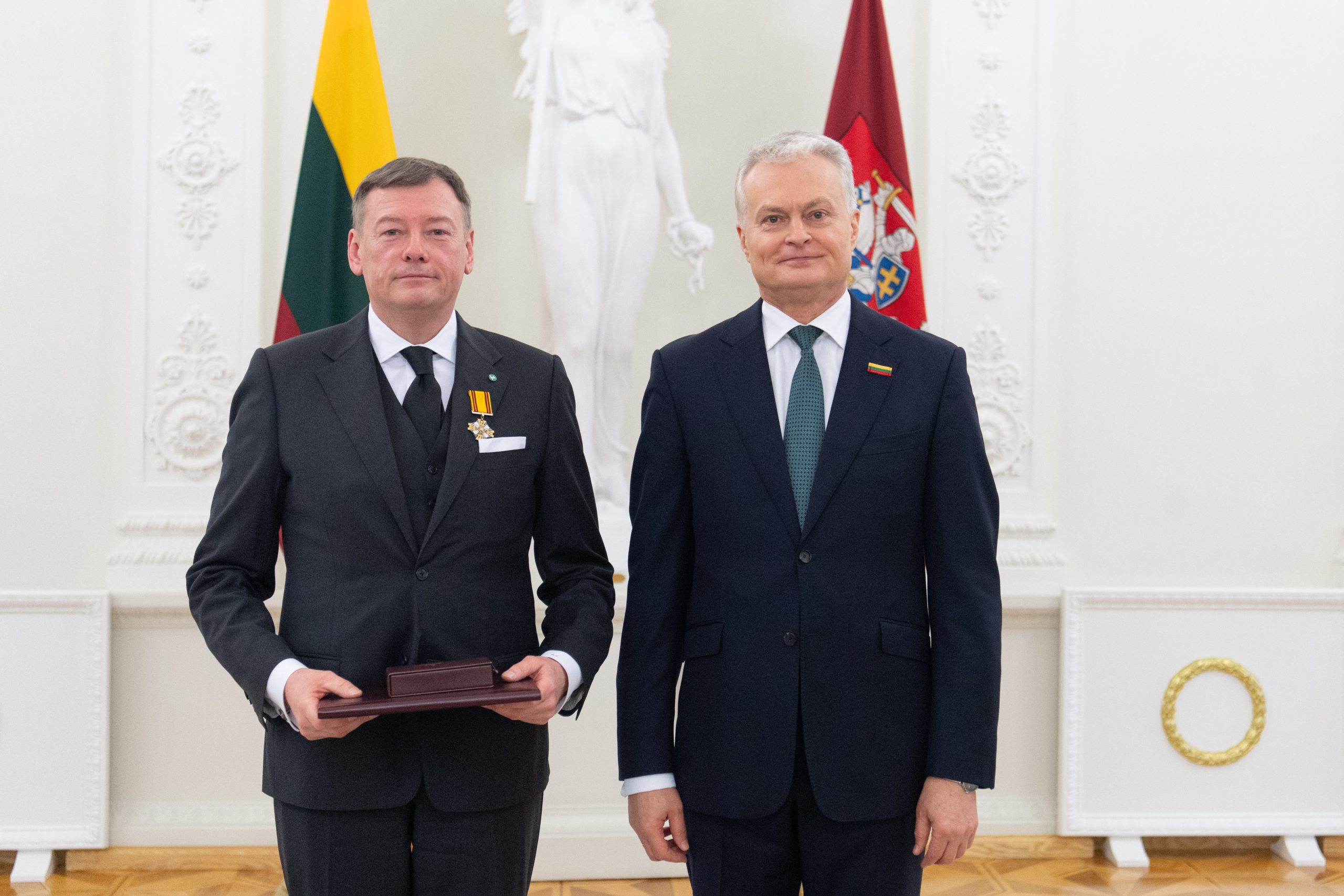 Prezidentas įteikia Valstybės Apdovanojimus.